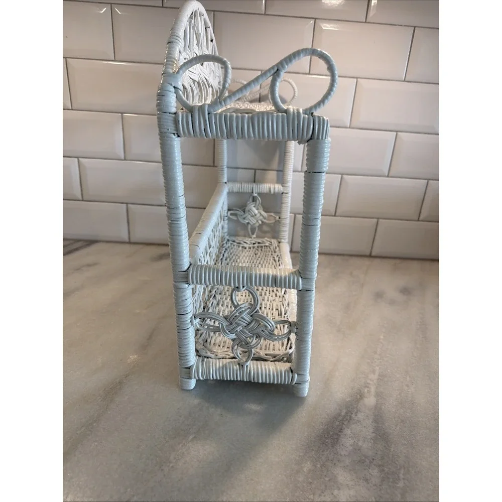 VINTAGE WHITE WICKER SHELF WALL HANGING OR TABLETOP 2 TIER BATH BOHO ES009